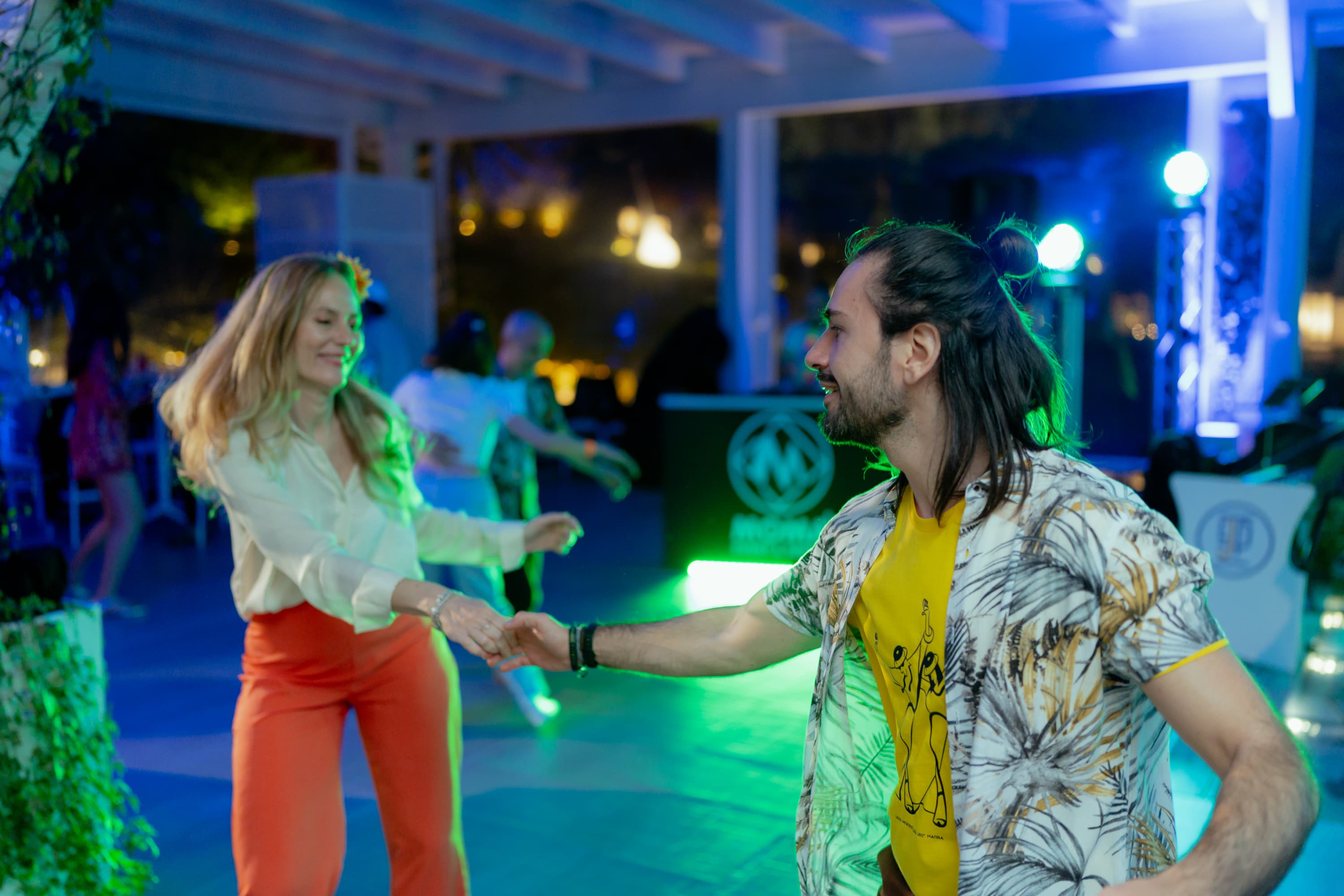 Due ballerini si tengono per mano durante una figura di Lindy Hop